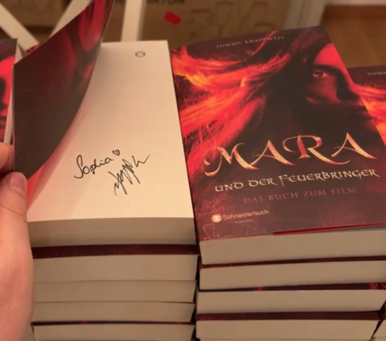 Mara und der Feuerbringer - Das Buch zum Film (signierte Ausgabe) – Bild 3